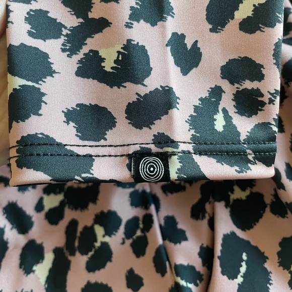 Onzie rose gold leopard 7/8 legging 🐆 - Picture 6 of 7